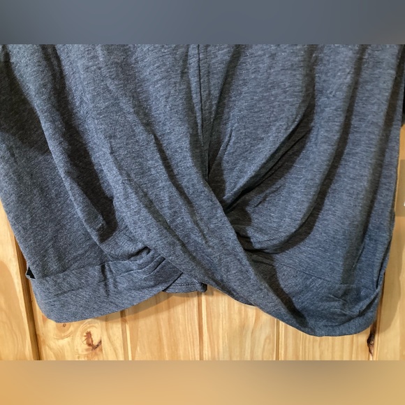 NWT - Core 10 size XL short-sleeved crop top with front twist at waistline - Picture 4 of 6